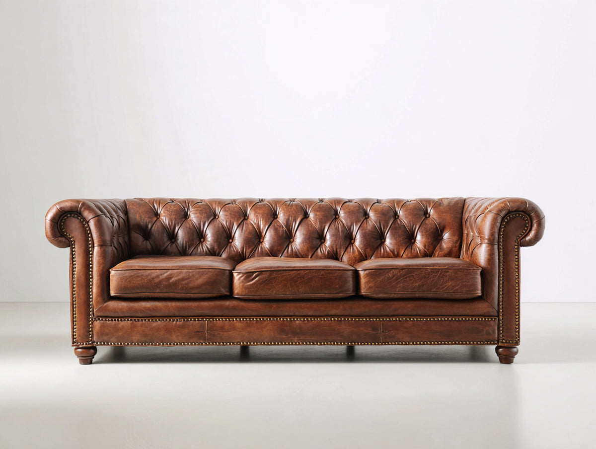 3 Sitzer Sofa 230 x 95 x 78 cm - Braun - Chesterfield Sofa in Lederoptik mit Knopfheftung und gerollten Armlehnen